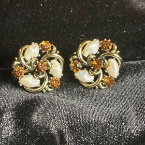 Vintage Lisner Gold-Tone Faux Pearl Lucite & Amber Rhinestone Flower Screw-Backs